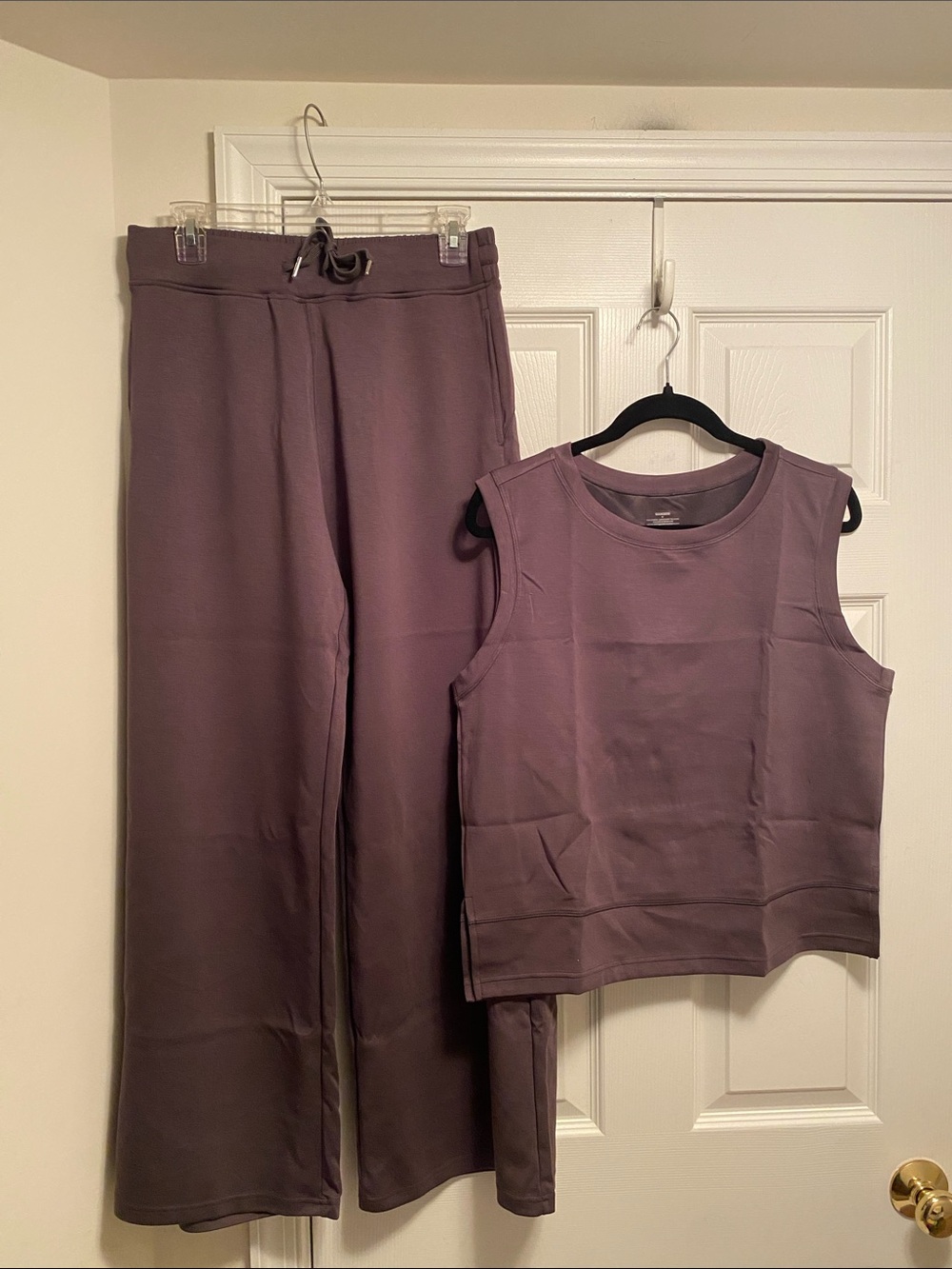 Suuksee Women's Sleeveless Top & Wide-Leg Pants Lounge Set…size M